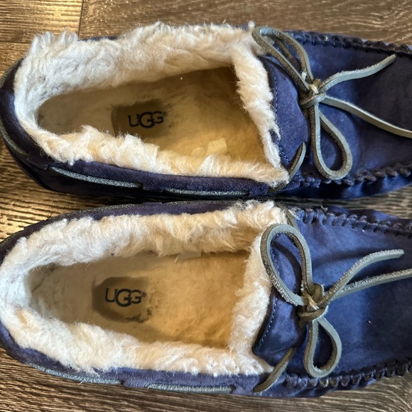 UGG Australia Dakota Moccasins - Picture 4 of 9